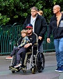 Elton John é clicado em cadeira de rodas com o filho na Disney - Quem ...