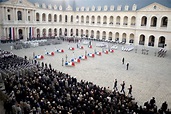 Aux Invalides, le poignant hommage d'Emmanuel Macron aux soldats tombés ...