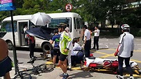 單車撼AMS小巴意外 隊員急救途人打傘 - 香港經濟日報 - TOPick - 新聞 - 社會 - D150701