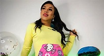 Dayanita roba suspiros con radiante vestido amarillo de alta costura