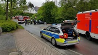 Unfall in Sundern: Auto kommt von Straße ab und touchiert Fußgänger ...