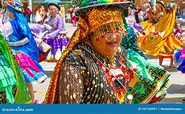 Mulher De La Paz Bolivia Dança De Roupas Tradicionais Foto Editorial ...