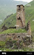 Ruinas de un antiguo castillo, la carretera militar georgiana, montañas ...