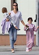 Alessandra Ambrosio, entregada con sus hijos