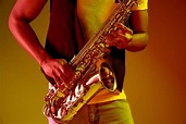 Músico de jazz afro-americano tocando saxofone. | Foto Grátis