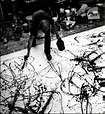 -Fotografia de Jackson Pollock pintando em seu atelier. Disponível em ...