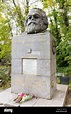 Karl Marx Grabstein in Highgate Cemetery in London, England, UK ...