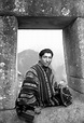 Martín Chambi (1891-1973) • Autorretrato en portada Inca, Machu Picchu ...