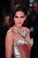 Chique! Bruna Marquezine usou vestido de fios de ouro em Veneza | Capricho