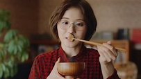 松岡茉優、なすの味噌汁に「なんてこった」 食事で大事にしているのは「無理をしないこと」 「アマノフーズ」ブランド新TVCM - YouTube
