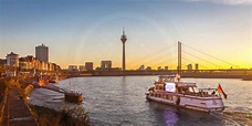 Rheinufer Düsseldorf Ansicht auf Rhein, Rheinturm und Medienhafen