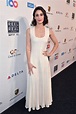 Lizzy Caplan’s Hottest Looks: Photos Of Her Sexiest Outfits – Hollywood ...