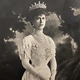 The scandal of Queen Elizabeth II's grandmother, the Cambridge emeralds ...