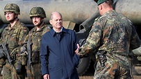 Scholz begutachtet Ausrüstung der Bundeswehr