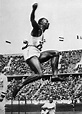 9 Photos Of Jesse Owens At The 1936 Olympics Show What An American Hero ...