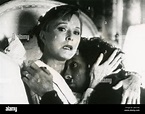 La actriz Eleanor Parker y el actor John Glover en la película Dead on ...