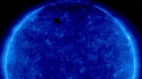 NASA publicó una foto del Sol con un enigmático cubo negro y se ...