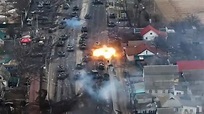 影／45秒震撼片！俄戰車縱隊「被烏克蘭當靶子打」 專家：戰術非常糟