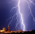 Blitze über der Stadt: Faszinierendes Naturspektakel - Bilder & Fotos ...
