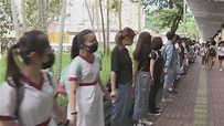 港九新界續有中學生組成人鏈表達訴求 | Now 新聞