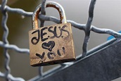 „Jesus loves you“ – „Jesus liebt Dich“ | Pfarrbriefservice.de