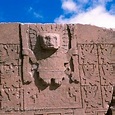“Portada del Sol” en la ciudad de Tiahuanaco, este monolito, esculpida ...