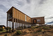 Galería de 10 Casas de madera sobre pilotes que elevan la arquitectura ...