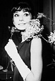 Audrey Hepburn in Paris, January 1962. | Retratos, Audrey hepburn, Divas