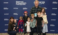 Alec Baldwin y su mujer posan con sus 7 hijos en la alfombra roja