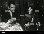 El actor Ian Bannen y la actriz Natalie Wood en la película Penelope ...