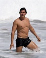 Orlando Bloom showcases his VERY buff physique as he exercises ...
