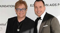 Exitoina | El cantante Elton John y su pareja ya son padres