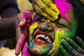 India erupts in colors as Hindus celebrate Holi - Los Angeles Times