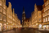 Blick auf die Lambertikirche am Prinzipalmarkt in Münster an ...