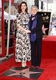 Anne Hathaway et sa mère Kate McCauley Hathaway - Anne Hathaway reçoit ...