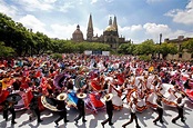 Nearly 900 Mexican performers set world record for folk dance