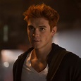 Sintético 98+ Foto Películas Y Programas De Tv De Kj Apa Mirada Tensa