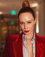 Mariana Ximenes posa com look aveludado all red de grife - Vogue ...