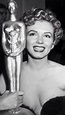 Marilyn Holding her Henrietta Award;1952 | Norma jean marilyn monroe ...