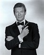 Sir Roger Moore, quien interpretó a James Bond en siete ocasiones ...