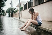 Triste mujer llorando en la calle - foto de stock | Crushpixel