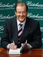 A los 86 años, Roger Moore presenta su biografía