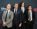 Pierce Brosnan como nunca, acompañado por sus hijos en red carpet