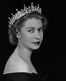 Queen Elisabeth II | Young queen elizabeth, Queen elizabeth, Her ...