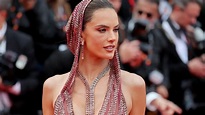 Alessandra Ambrosio al Festival di Cannes 2023: hooded dress e luminosità