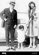 Charlie Chaplin con su esposa Lita Grey, 1925 Fotografía de stock - Alamy