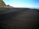 Black Sand Beach. Karekare Beach, New Zealand | Black sand beach, Black ...