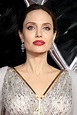 Angelina Jolie lleva un tinte rubio platinado en el tráiler de Eternals ...