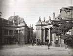 1885 Berlin - Eingang zum Schloss Monbijou (Foto: Hermann Rückwardt)