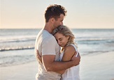 Amor de citas y abrazo de pareja en la playa feliz después del ...